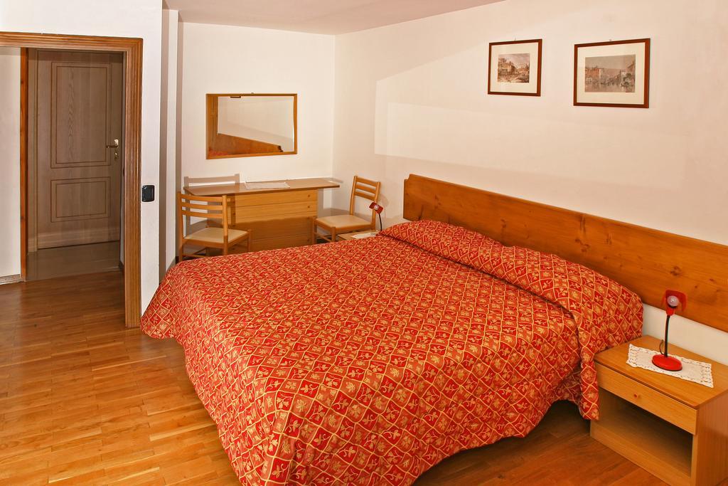 Hotel Biancaneve Oulx Quarto foto